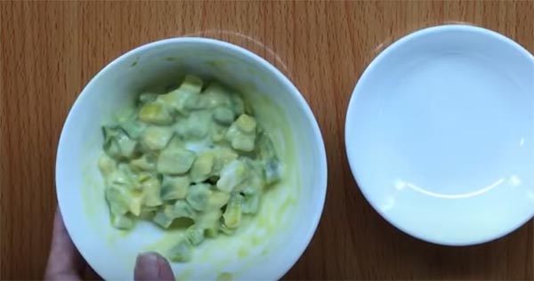 Cách làm bơ trộn sữa chua cho bé 8 tháng ăn dặm (1)