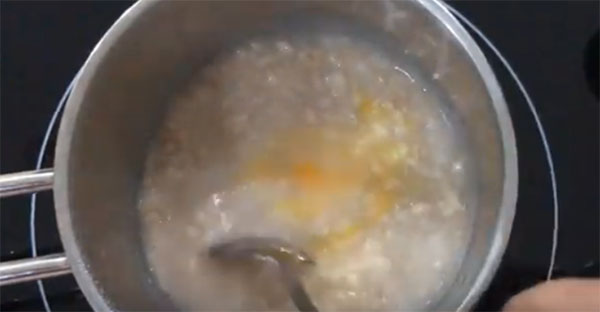 Cách nấu cháo yến mạch trứng gà cho bé ăn dặm (2)
