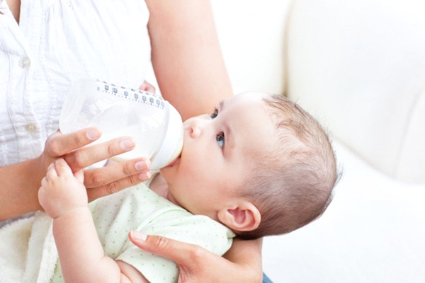 Trẻ sơ sinh uống bao nhiêu sữa mỗi ngày là đủ?