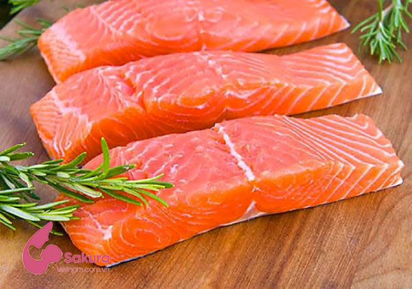 Cá hồi rất giàu axit béo omega-3, Protein cùng Vitamin D và Selen tốt cho bé ăn dặm